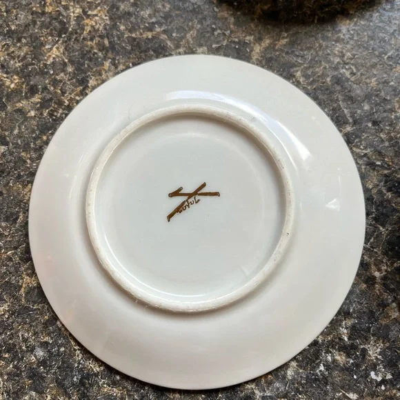 White and Gold tea set. - Picture 4 of 8